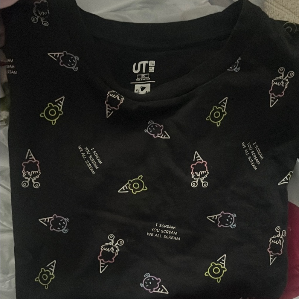 Uniqlo Black Graphic Short Sleeve Tee